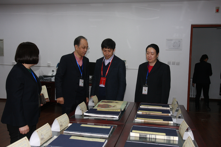 张敬源教授参观古籍书画展室