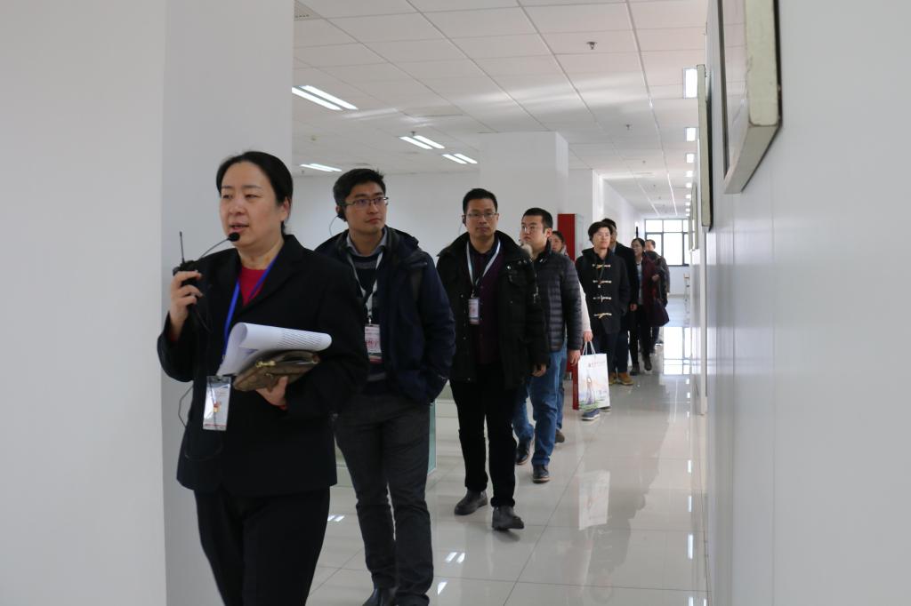 接励书记为学者们介绍“跨学科交叉融合团队创新研究中心”和“天津市131创新型人才学术活动中心