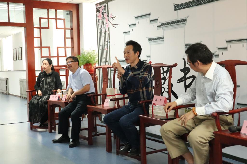 徐雁教授时刻关怀蒹葭读书社的成长和发展