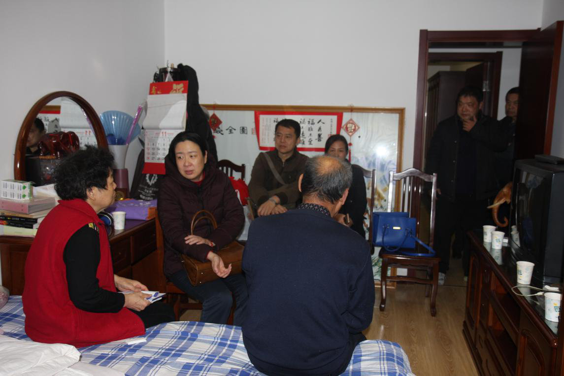 4.图书馆接励书记与陈老师交谈中