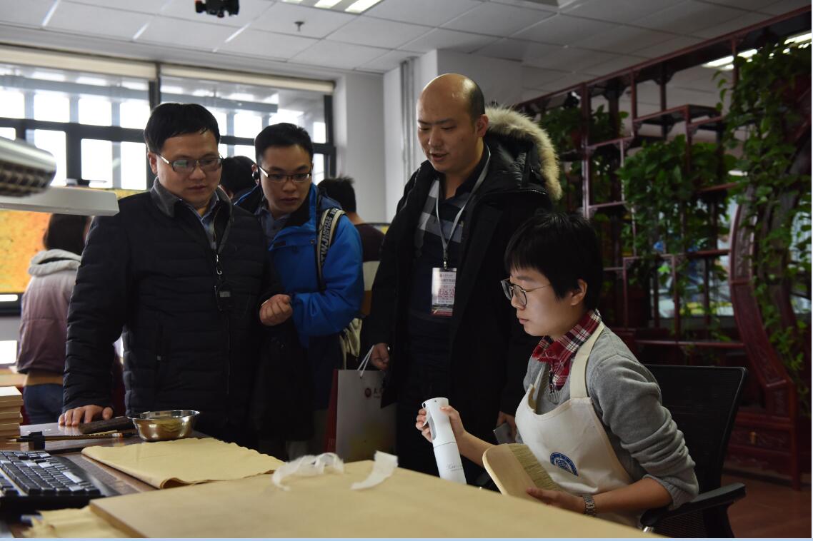 学者们在近距离接触古籍修复工艺