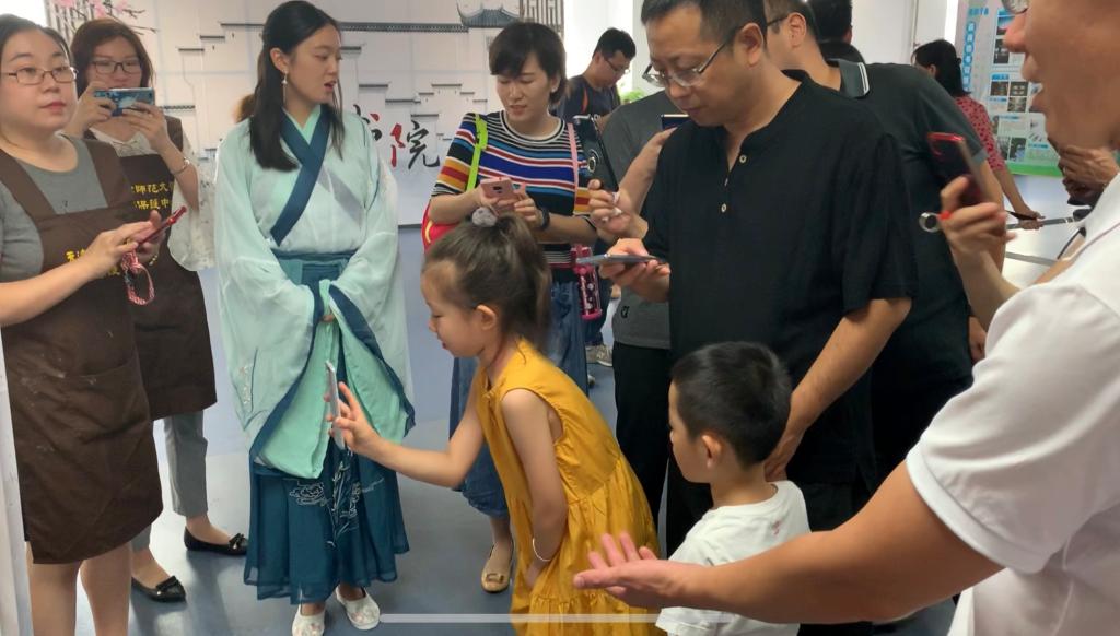 图四 到场家庭踊跃参与募捐活动