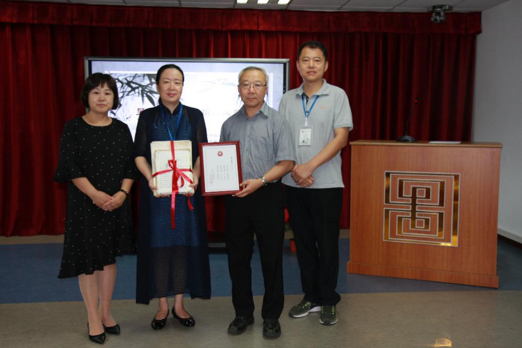 图3接受赠书并颁发证书
