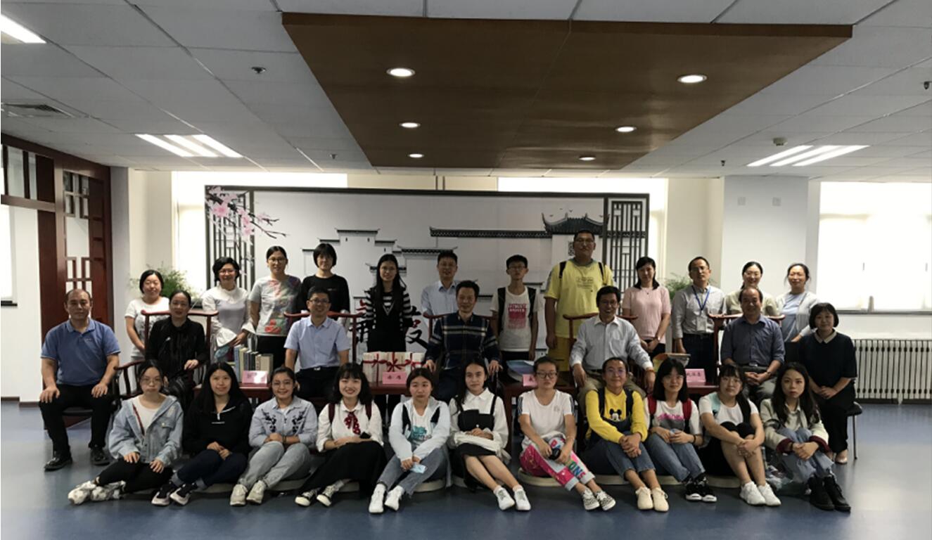 读书社同学老师代表与专家合影
