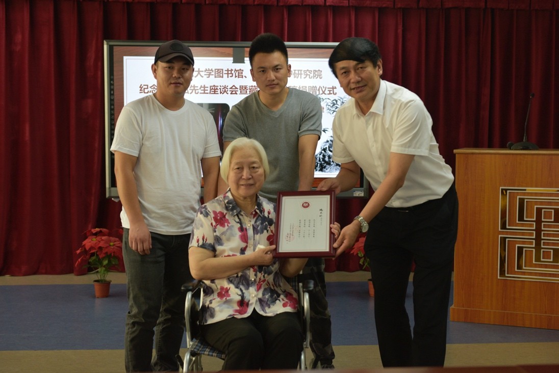 钟英华校长向端木女士颁发捐赠证书
