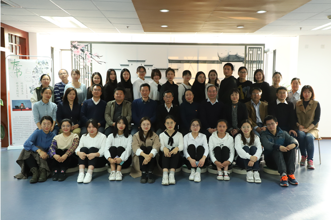 与会专家、教师与蒹葭读书社部长们合影留念