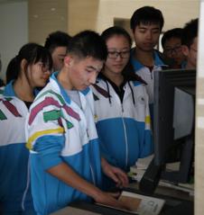 图为中学生体验图书自助借还机