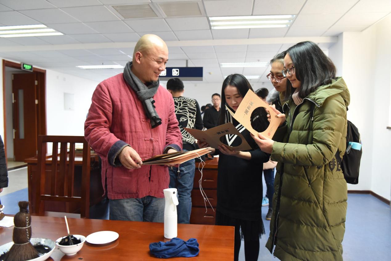 与同学们现场进行交流