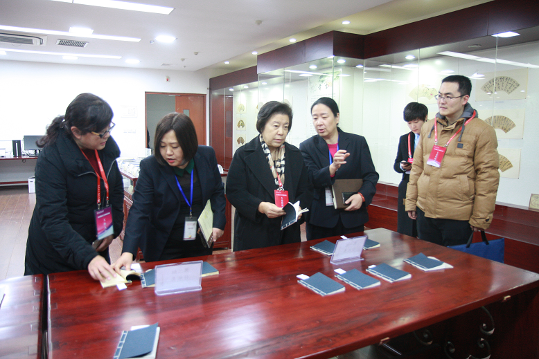 刘川生教授参观古籍修复纸张实验室
