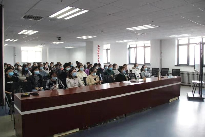 学社成员认真聆听古籍保护知识讲座
