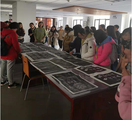 张瑶老师展示、介绍传拓作品