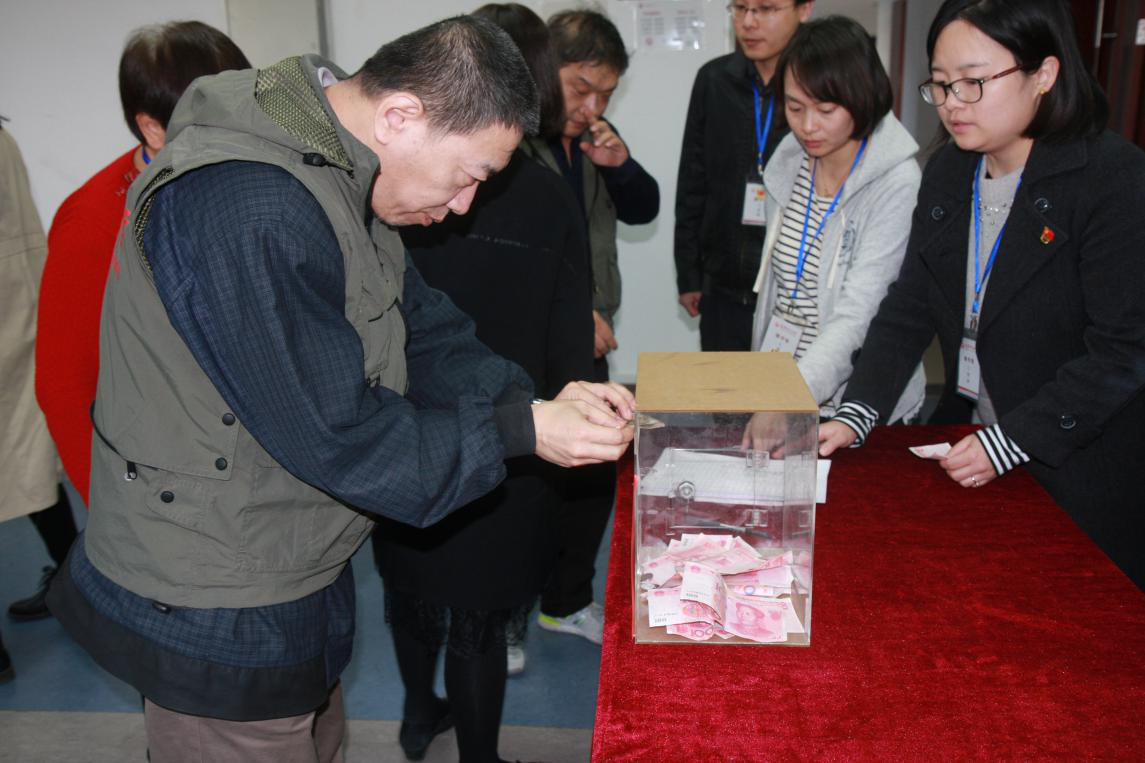 3.图书馆老师正在捐款