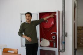 图为讲解消防设施的使用