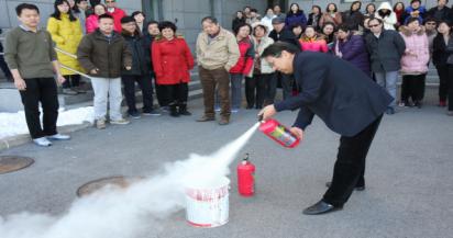 图为安全使用灭火器的演练