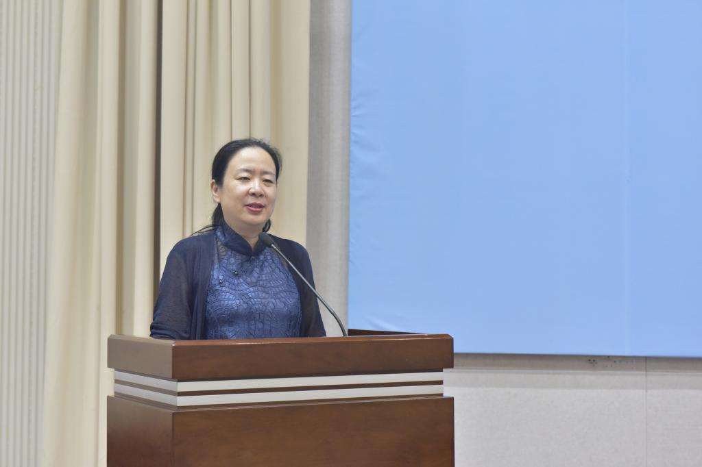 图2 接励书记在主持