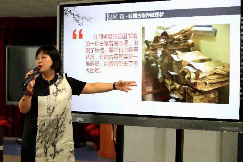 图三 耿华副馆长讲座现场