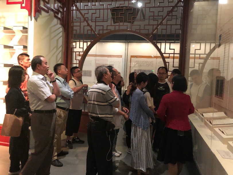 图1师生认真听取讲解