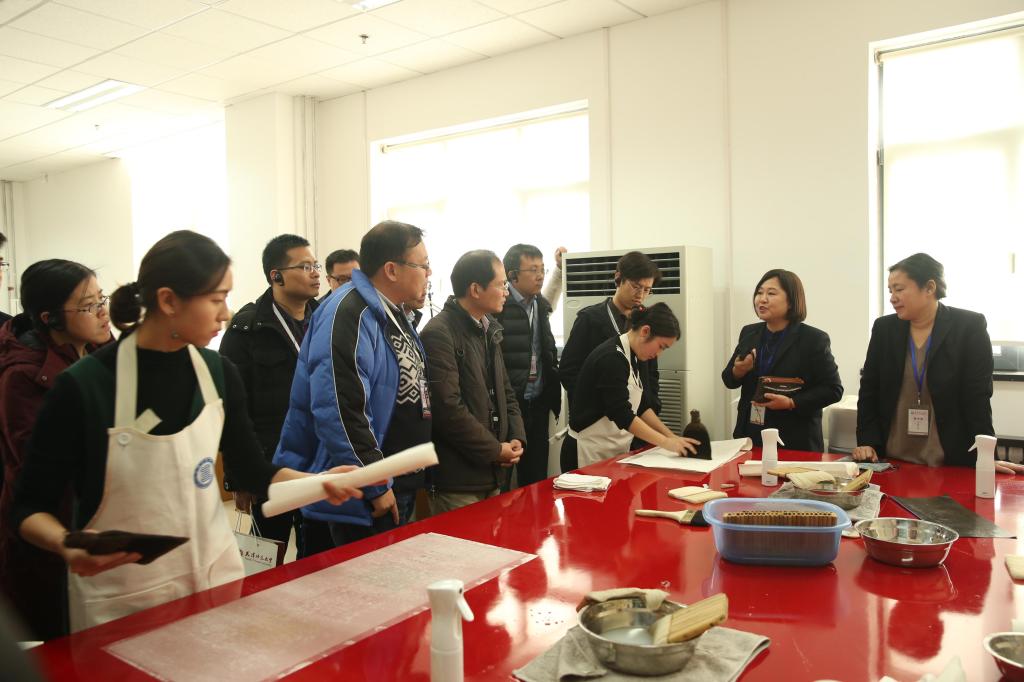 学者们在近距离接触版刻传拓工艺