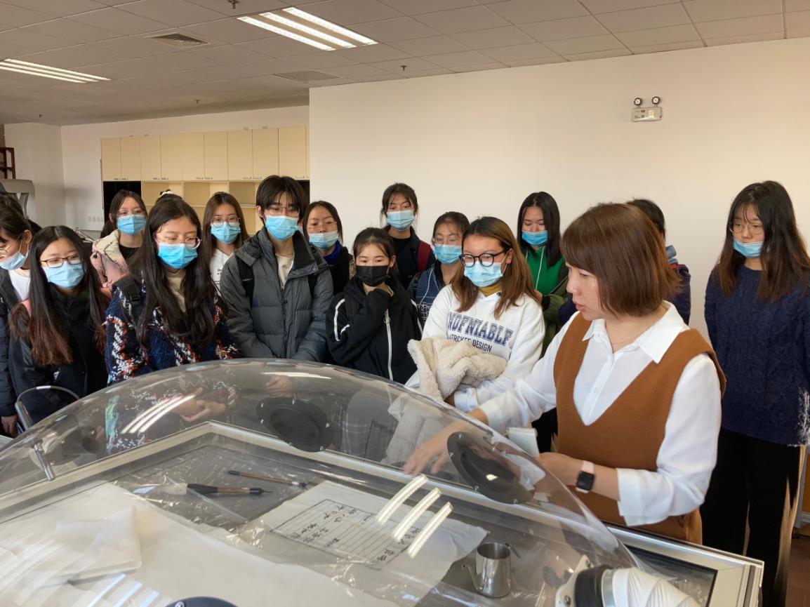 牛甲芝老师、李艳蕊老师为大家讲解古籍修复纸张展览和古籍修复基本知识