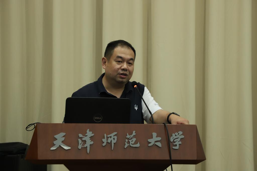 CALIS事业发展中心主任许长城作报告