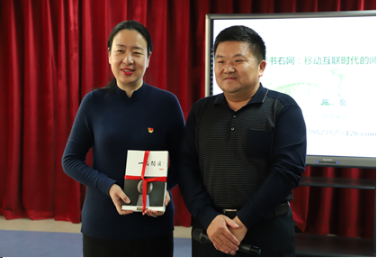 陈亮馆长向接励书记赠送馆刊