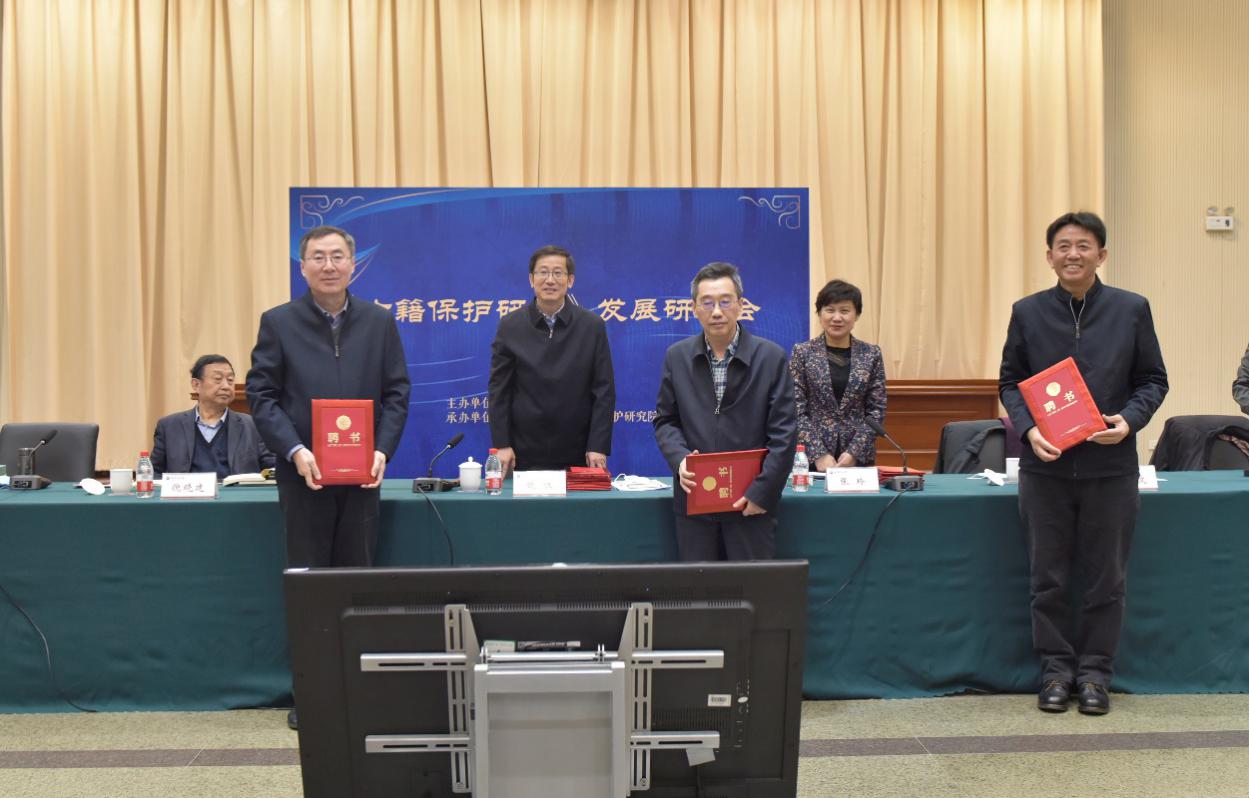 饶权、张玲向顾问代表颁发聘书