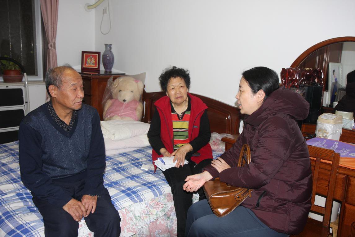 5.将爱心捐款送到陈老师家属手中