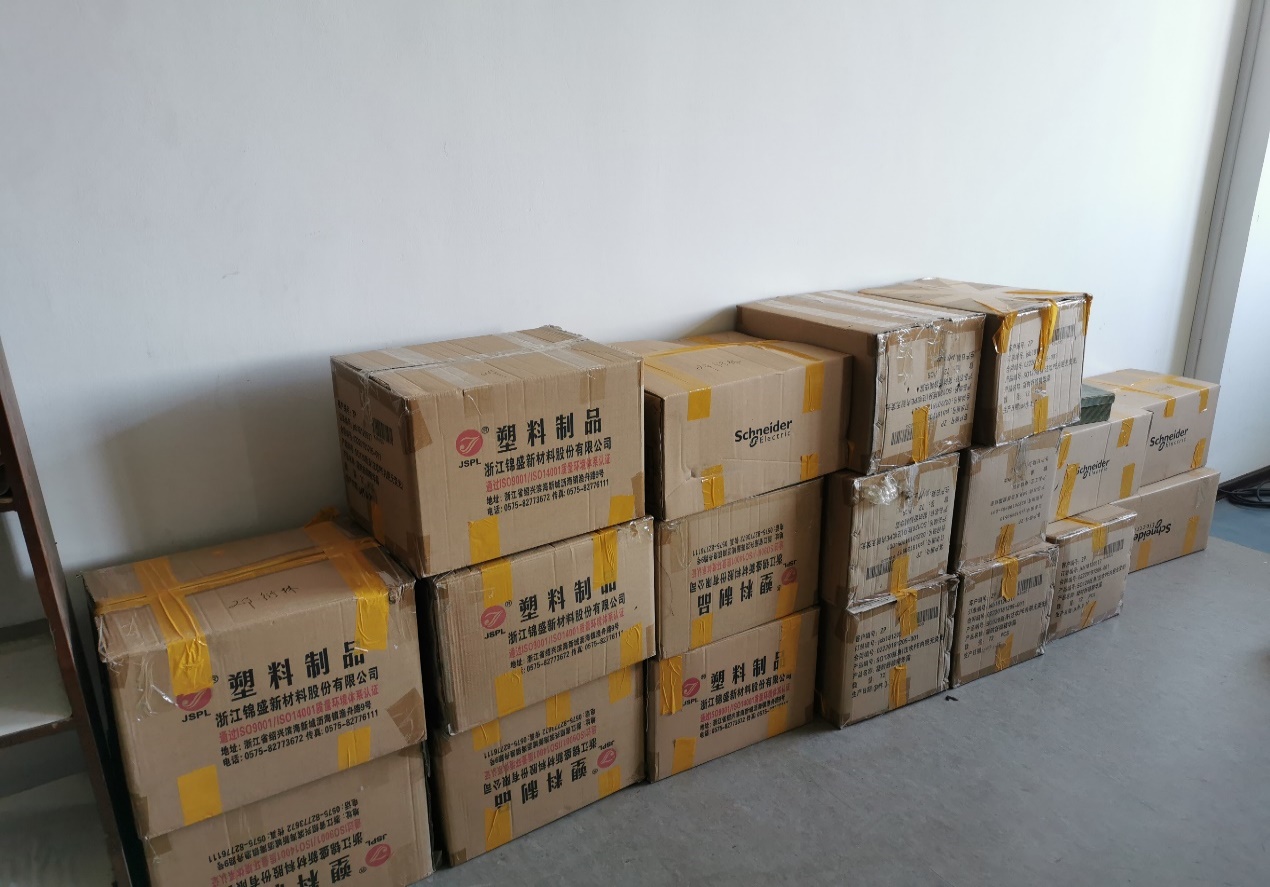运抵图书馆的邓衍林先生、钟韶琴女士藏书与手稿