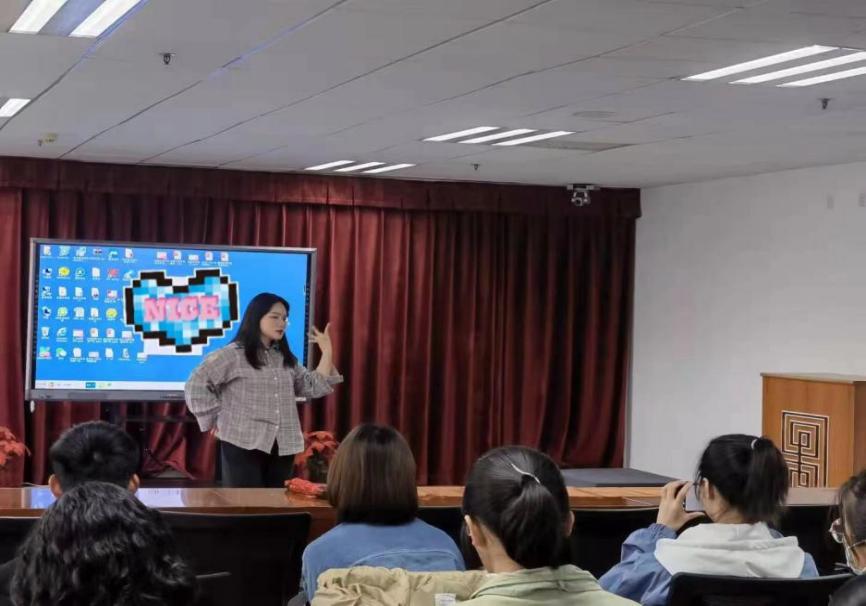 经典诵读部王萌萌同学表演舞蹈