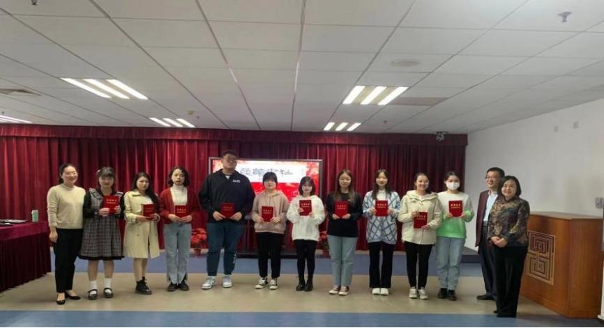 老师们为社长团颁发聘任证书