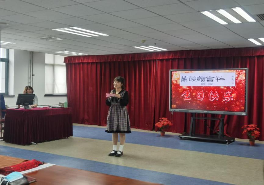 社长张昱媛主持活动